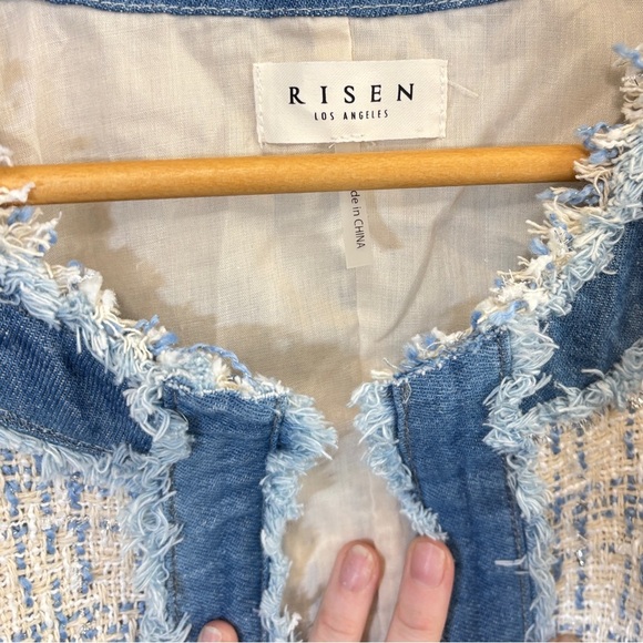 Chic Blue and White Tweed Blazer with Elegant Trim - Picture 4 of 6